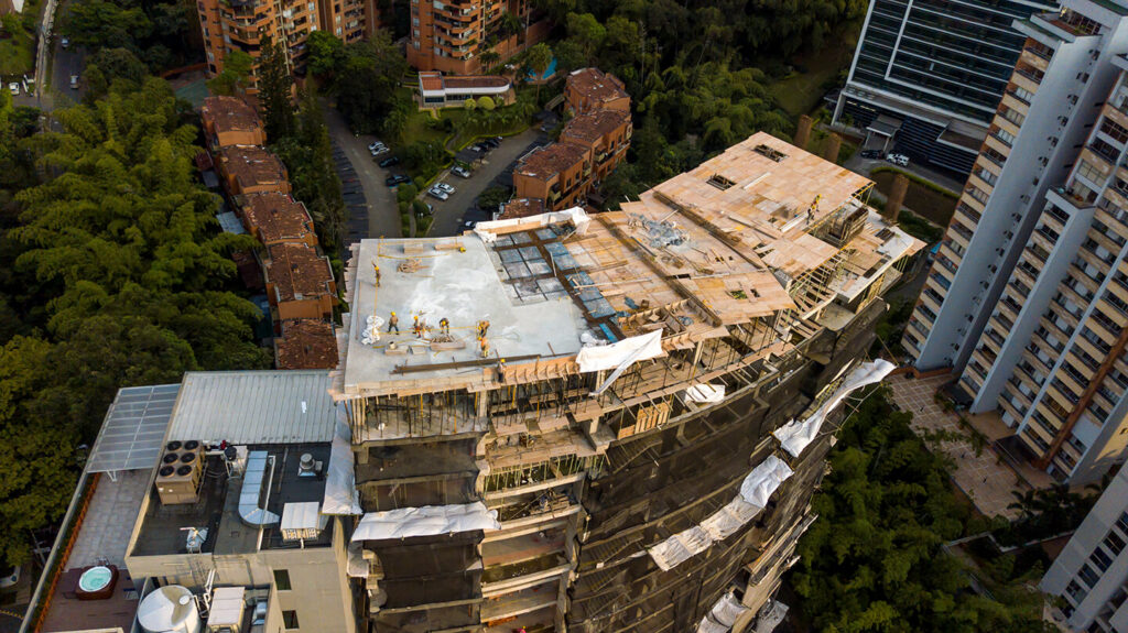 Vista aérea de construcción de edificio utilizando sistema de encofrado para losas de Versatec.