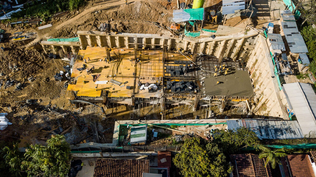 Proyecto de obra civil en fase de cimentación y contención de tierras con equipos de encofrado.